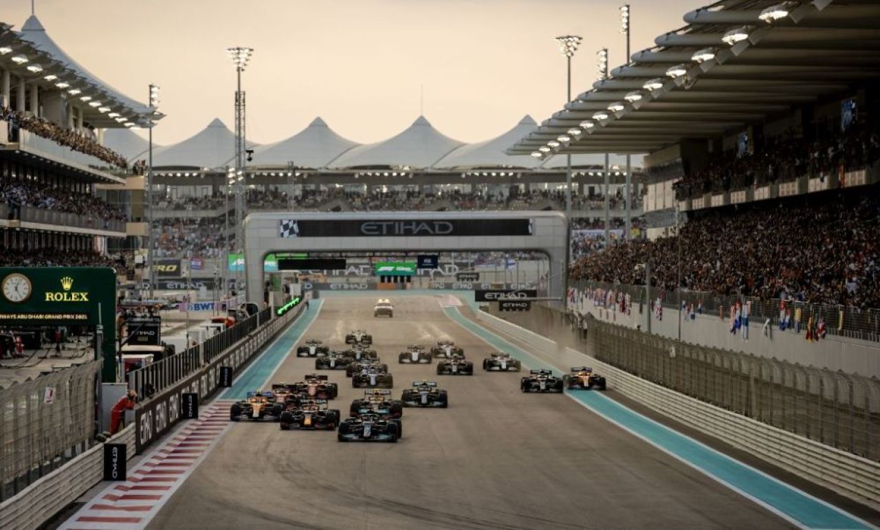 Max Verstappen este campion mondial în F1! L-a depășit pe Hamilton în ultimul tur la Abu Dhabi_13