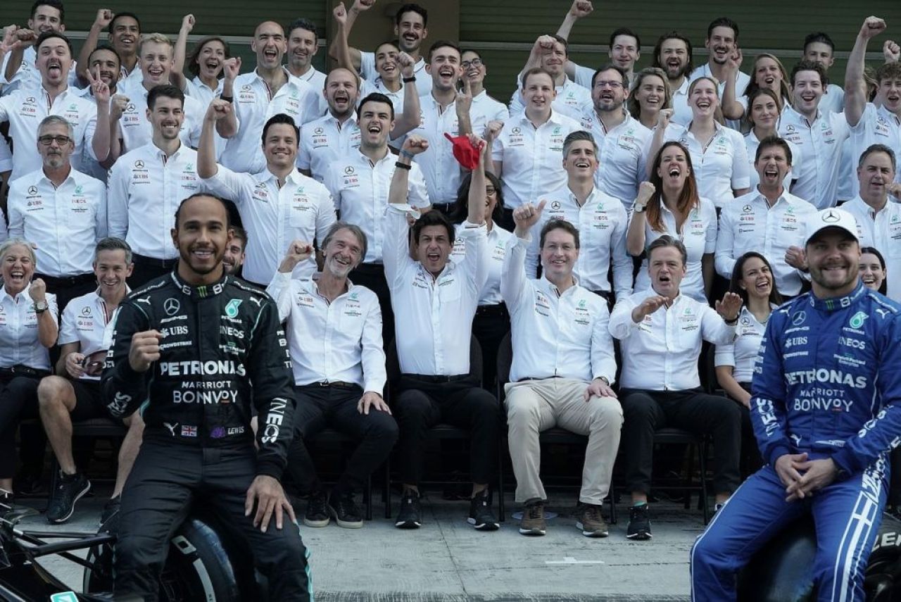 Sir Lewis Hamilton! Multiplul campion de Formula 1 a fost înnobilat astăzi la Castelul Windsor_2
