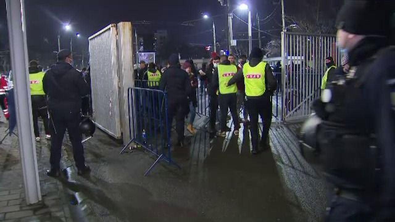 Suporterii, pregătiți de „război” înaintea derbiului dintre FCSB și Rapid. Un fan a venit cu pistolul la el_1