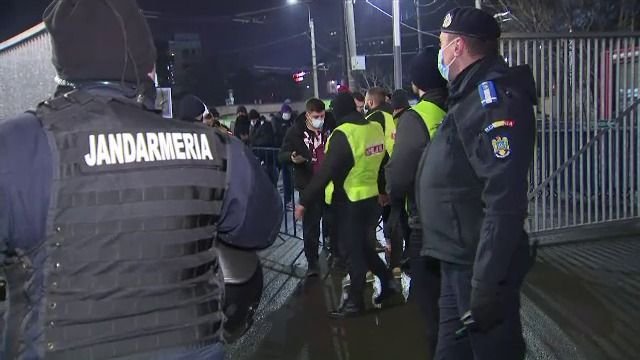 Suporterii, pregătiți de „război” înaintea derbiului dintre FCSB și Rapid. Un fan a venit cu pistolul la el_2