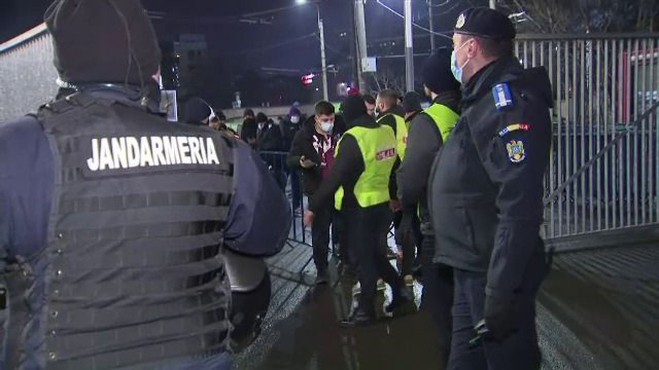 Suporterii, pregătiți de „război” înaintea derbiului dintre FCSB și Rapid. Un fan a venit cu pistolul la el_2
