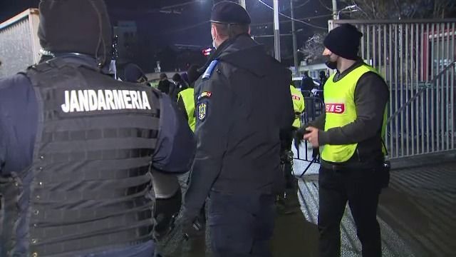 Suporterii, pregătiți de „război” înaintea derbiului dintre FCSB și Rapid. Un fan a venit cu pistolul la el_3