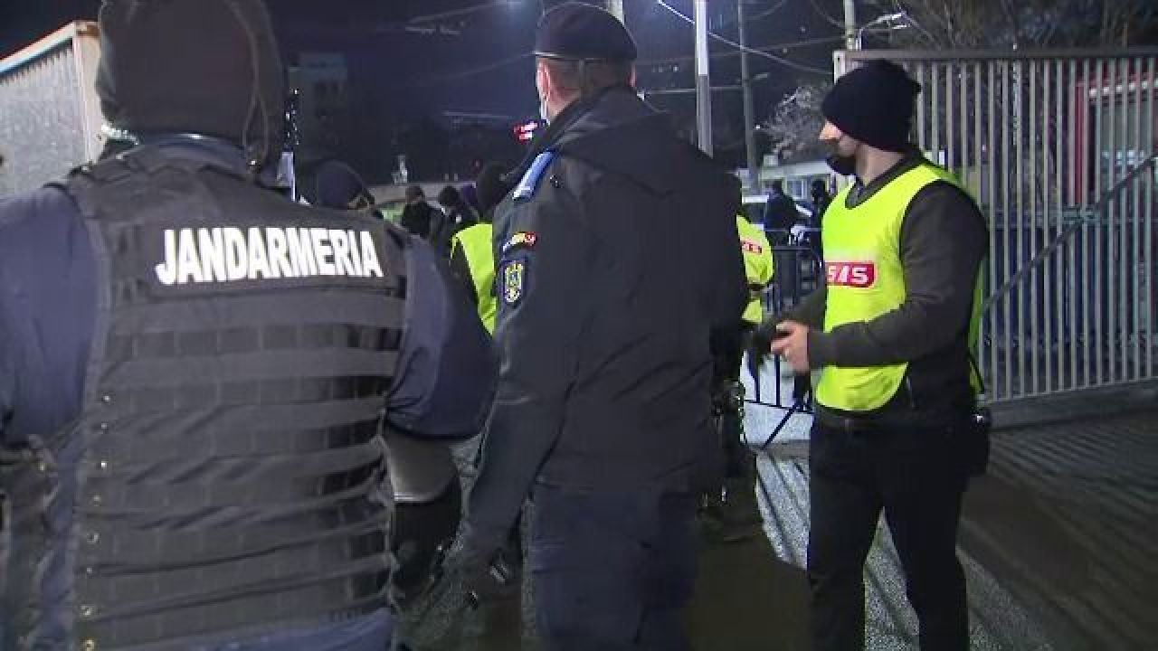 Suporterii, pregătiți de „război” înaintea derbiului dintre FCSB și Rapid. Un fan a venit cu pistolul la el_3