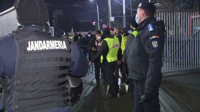 Suporterii, pregătiți de „război” înaintea derbiului dintre FCSB și Rapid. Un fan a venit cu pistolul la el_4