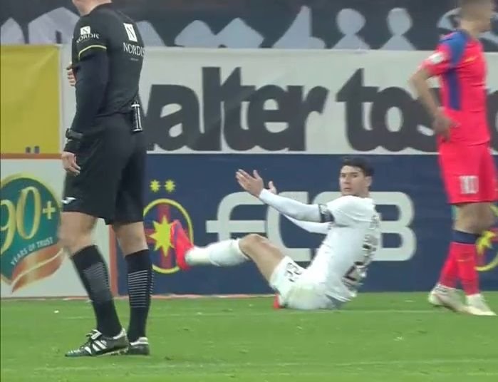 A fost sau n-a fost? Verdictul specialistului după penalty-ul primit de Rapid contra lui FCSB_5