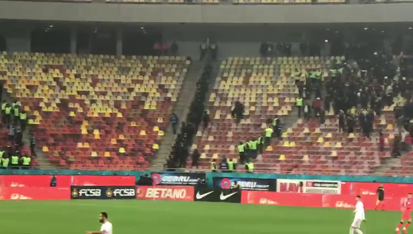 „Război” în tribunele Arenei Naționale! Suporterii celor două rivale s-au încăierat. Jandarmii au intervenit în forță_6