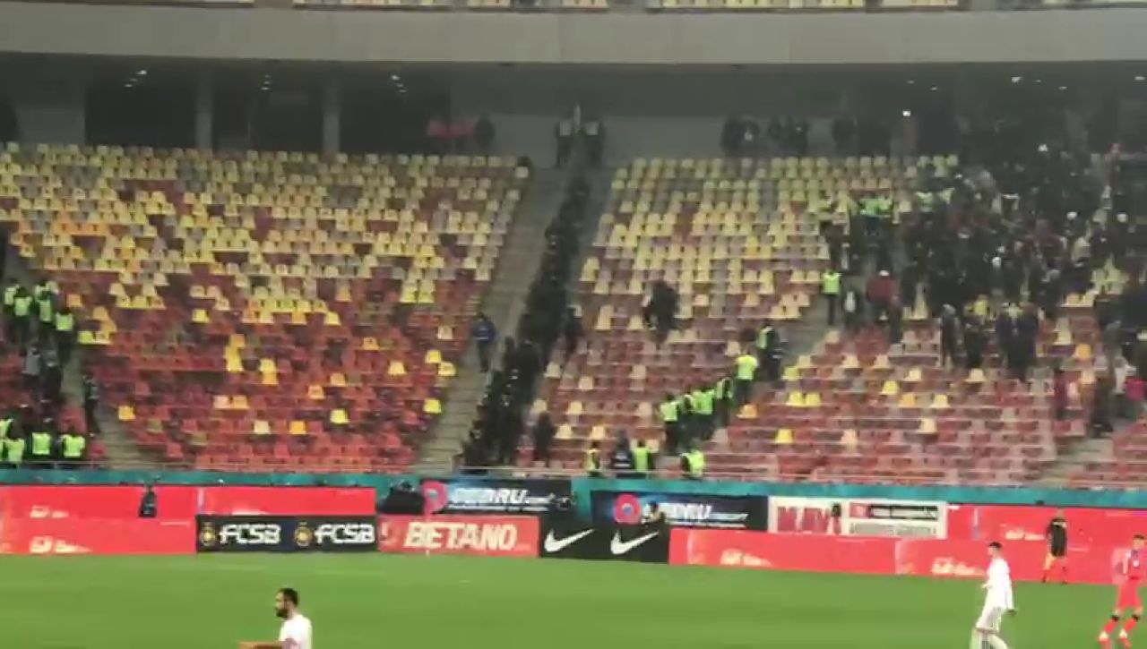 „Război” în tribunele Arenei Naționale! Suporterii celor două rivale s-au încăierat. Jandarmii au intervenit în forță_6