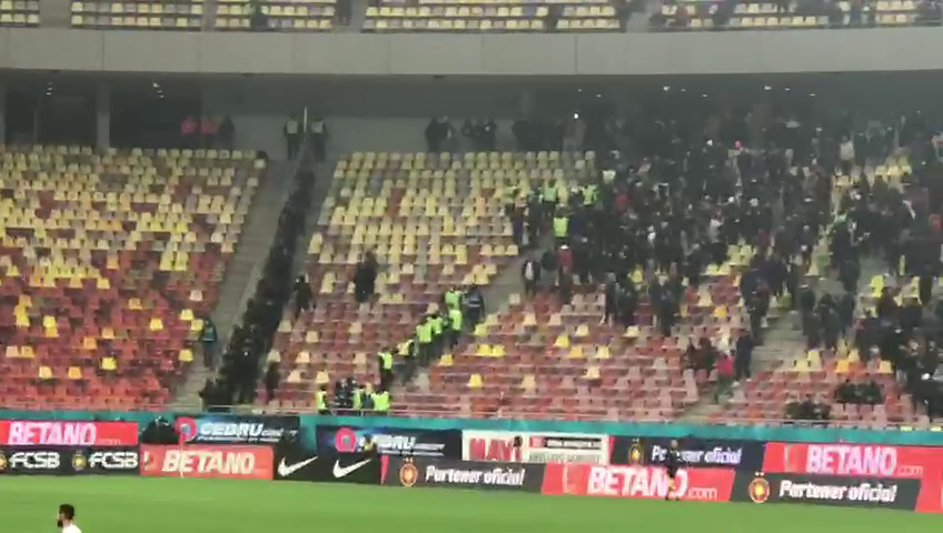„Război” în tribunele Arenei Naționale! Suporterii celor două rivale s-au încăierat. Jandarmii au intervenit în forță_7
