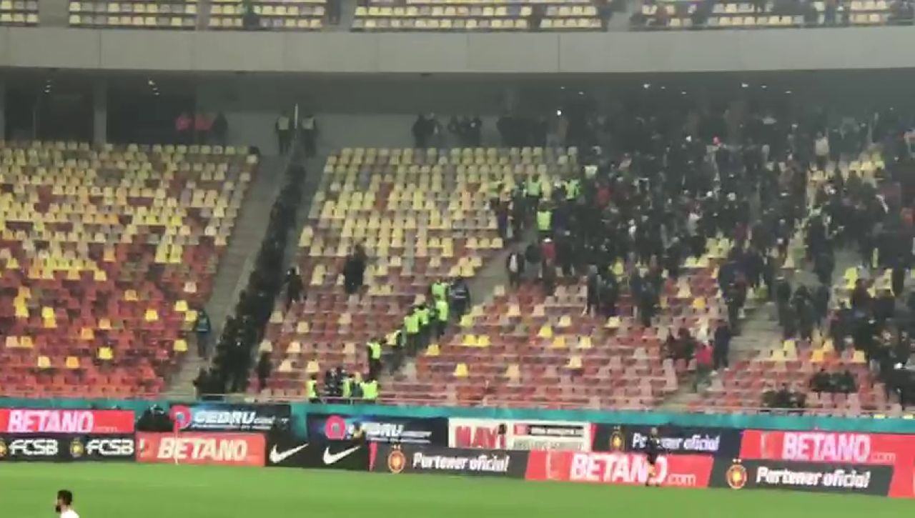 „Război” în tribunele Arenei Naționale! Suporterii celor două rivale s-au încăierat. Jandarmii au intervenit în forță_7