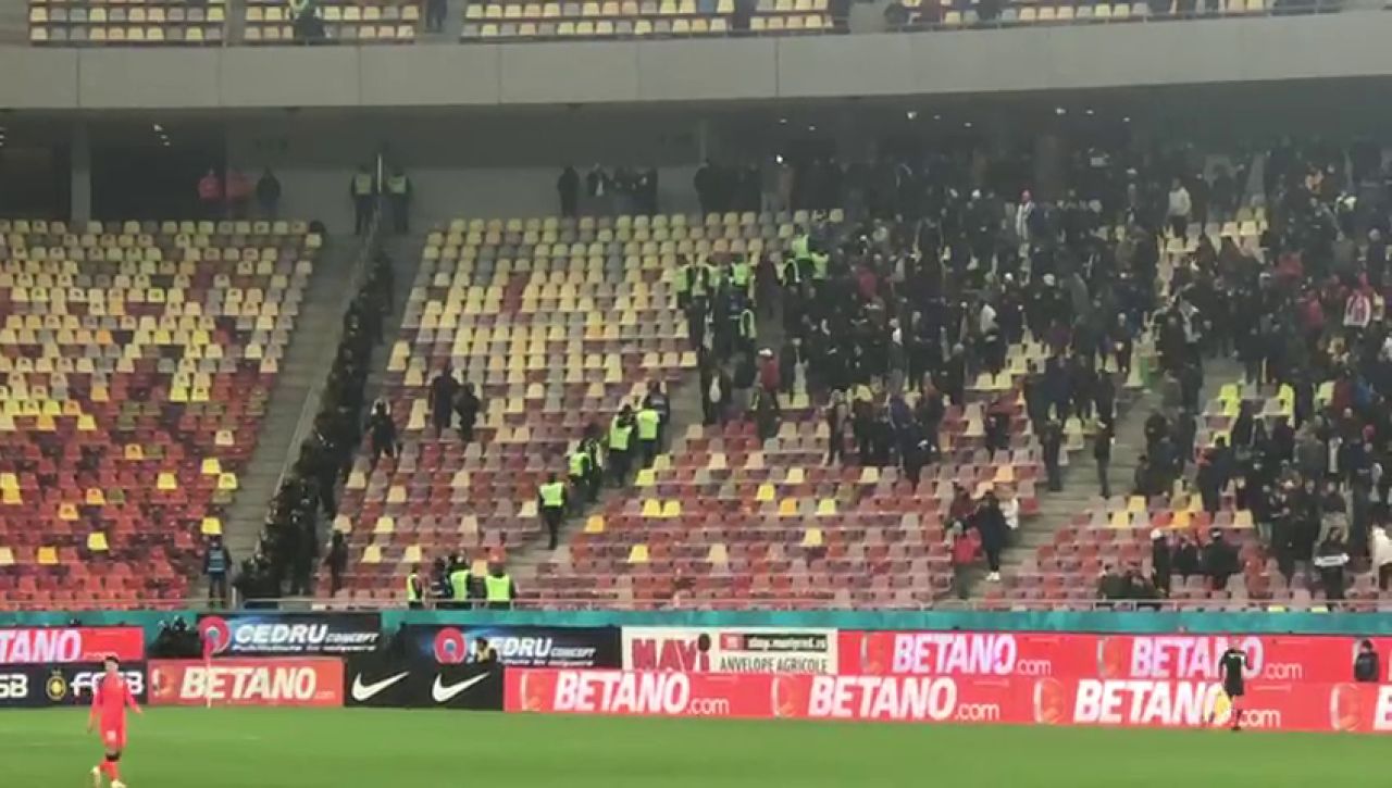 „Război” în tribunele Arenei Naționale! Suporterii celor două rivale s-au încăierat. Jandarmii au intervenit în forță_8