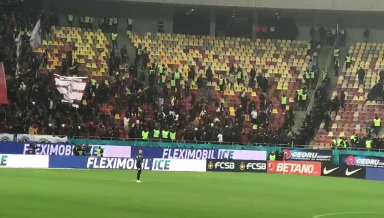 „Război” în tribunele Arenei Naționale! Suporterii celor două rivale s-au încăierat. Jandarmii au intervenit în forță_9