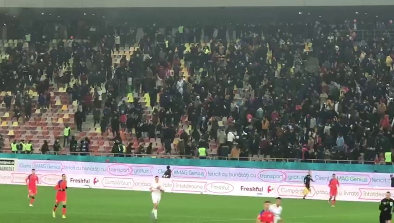 „Război” în tribunele Arenei Naționale! Suporterii celor două rivale s-au încăierat. Jandarmii au intervenit în forță_18