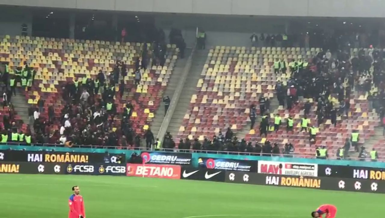 „Război” în tribunele Arenei Naționale! Suporterii celor două rivale s-au încăierat. Jandarmii au intervenit în forță_19