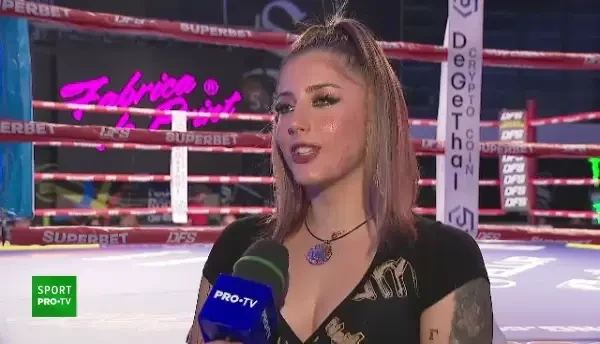 Andreea Prisăcariu, prezentă pentru prima dată la o gală de kickboxing. Cum s-a făcut remarcată excentrica sportivă