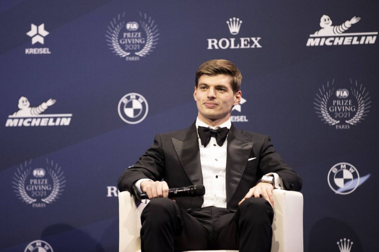 Verstappen, 'umilit' de un puști la gala la care a primit trofeul de campion mondial. Imaginile s-au viralizat imediat_4