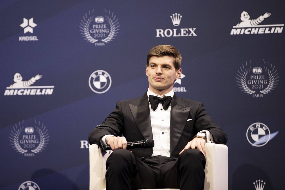Verstappen, 'umilit' de un puști la gala la care a primit trofeul de campion mondial. Imaginile s-au viralizat imediat_4