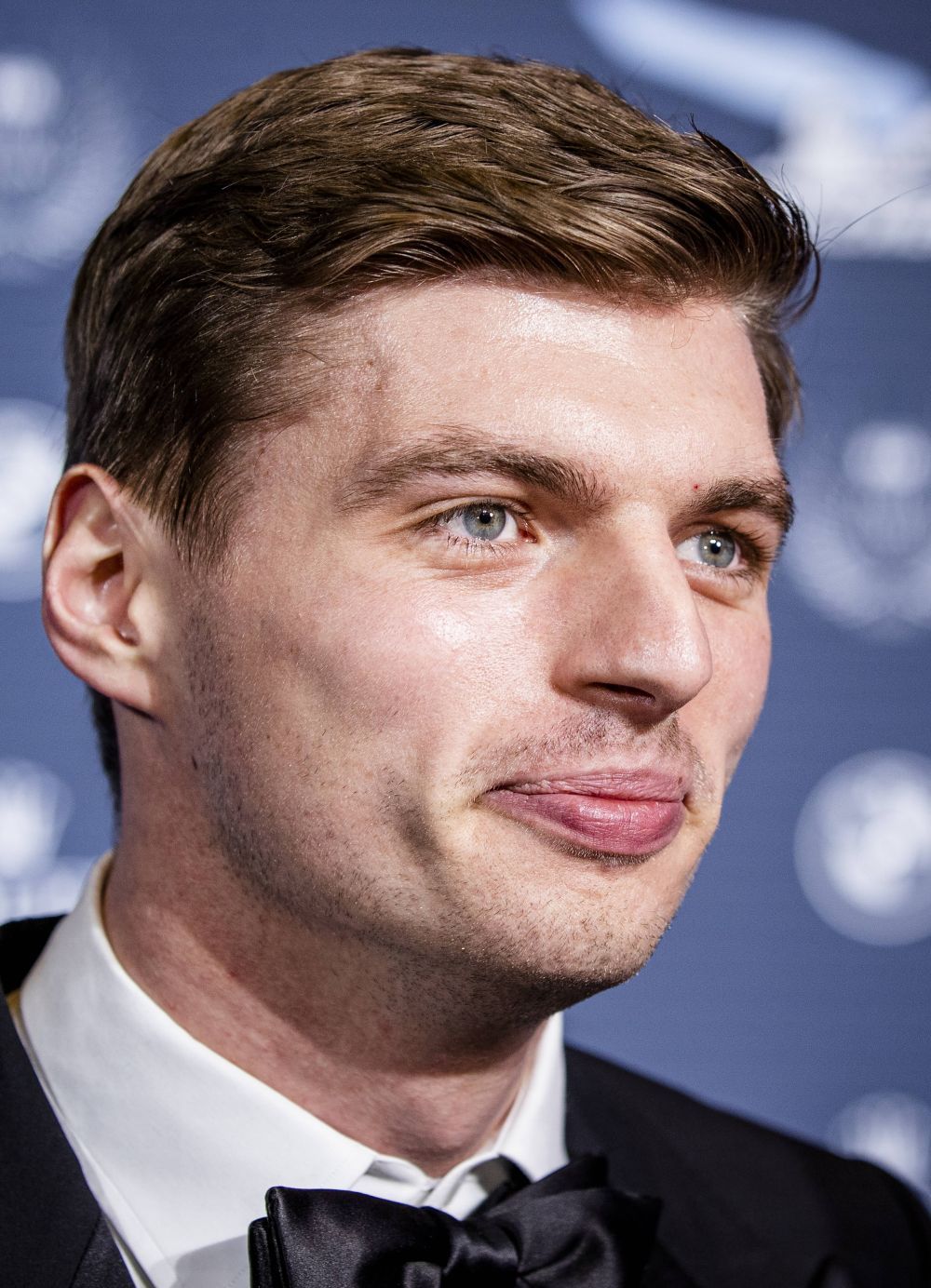 Verstappen, 'umilit' de un puști la gala la care a primit trofeul de campion mondial. Imaginile s-au viralizat imediat_8