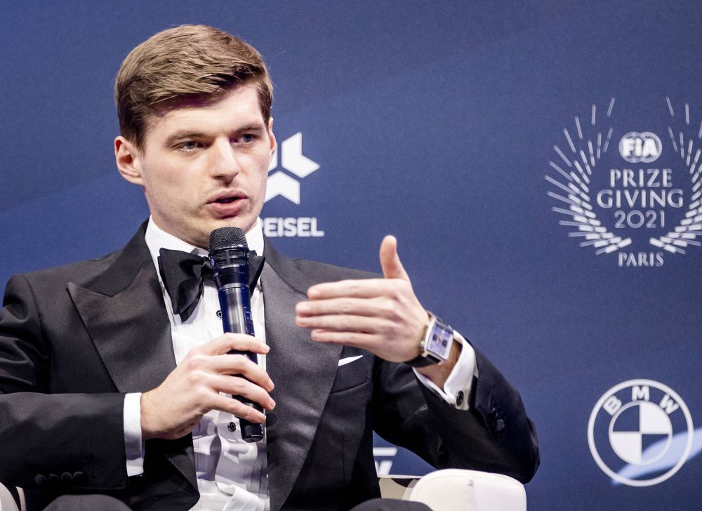 Verstappen, 'umilit' de un puști la gala la care a primit trofeul de campion mondial. Imaginile s-au viralizat imediat_9