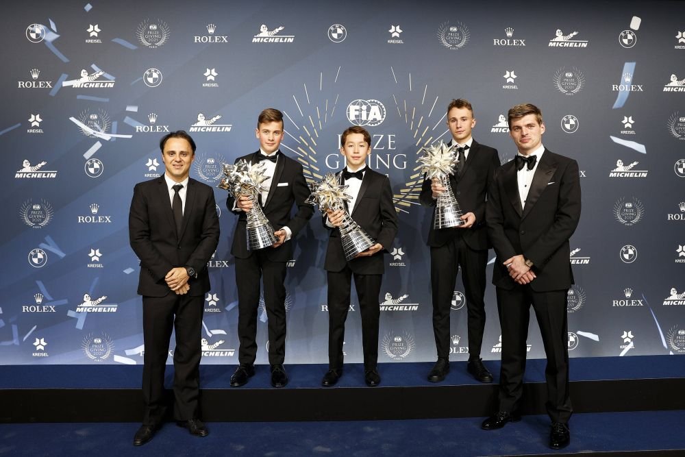 Verstappen, 'umilit' de un puști la gala la care a primit trofeul de campion mondial. Imaginile s-au viralizat imediat_11