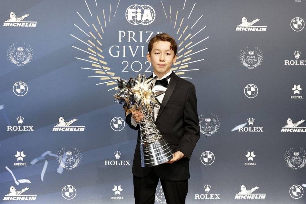 Verstappen, 'umilit' de un puști la gala la care a primit trofeul de campion mondial. Imaginile s-au viralizat imediat_13