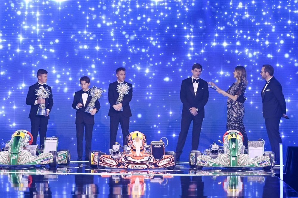 Verstappen, 'umilit' de un puști la gala la care a primit trofeul de campion mondial. Imaginile s-au viralizat imediat_14
