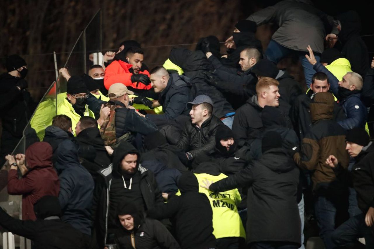 Haos în Franța! Meciul lui Lyon din Cupa Franței a fost suspendat din cauza incidentelor din tribune_3