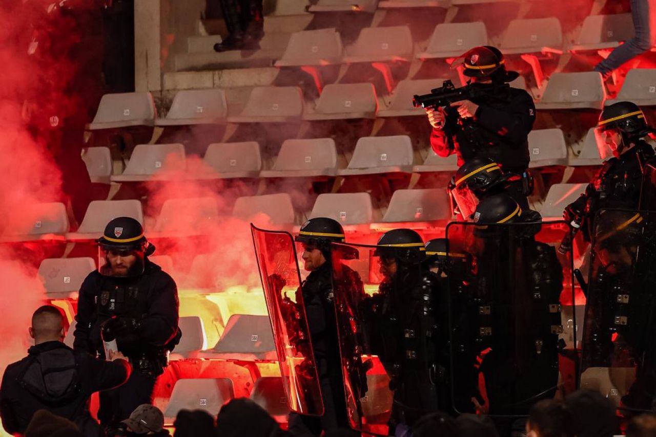 Haos în Franța! Meciul lui Lyon din Cupa Franței a fost suspendat din cauza incidentelor din tribune_6