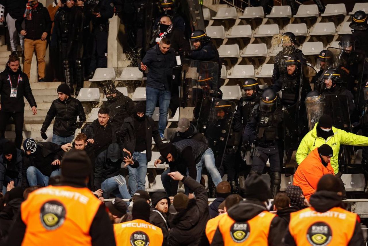 Haos în Franța! Meciul lui Lyon din Cupa Franței a fost suspendat din cauza incidentelor din tribune_8