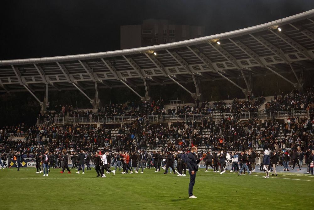 Haos în Franța! Meciul lui Lyon din Cupa Franței a fost suspendat din cauza incidentelor din tribune_13