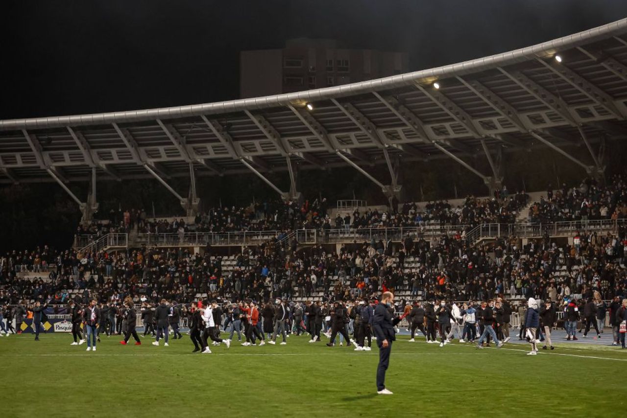 Haos în Franța! Meciul lui Lyon din Cupa Franței a fost suspendat din cauza incidentelor din tribune_13