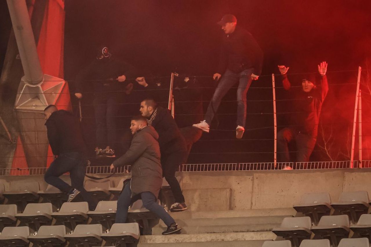 Haos în Franța! Meciul lui Lyon din Cupa Franței a fost suspendat din cauza incidentelor din tribune_16