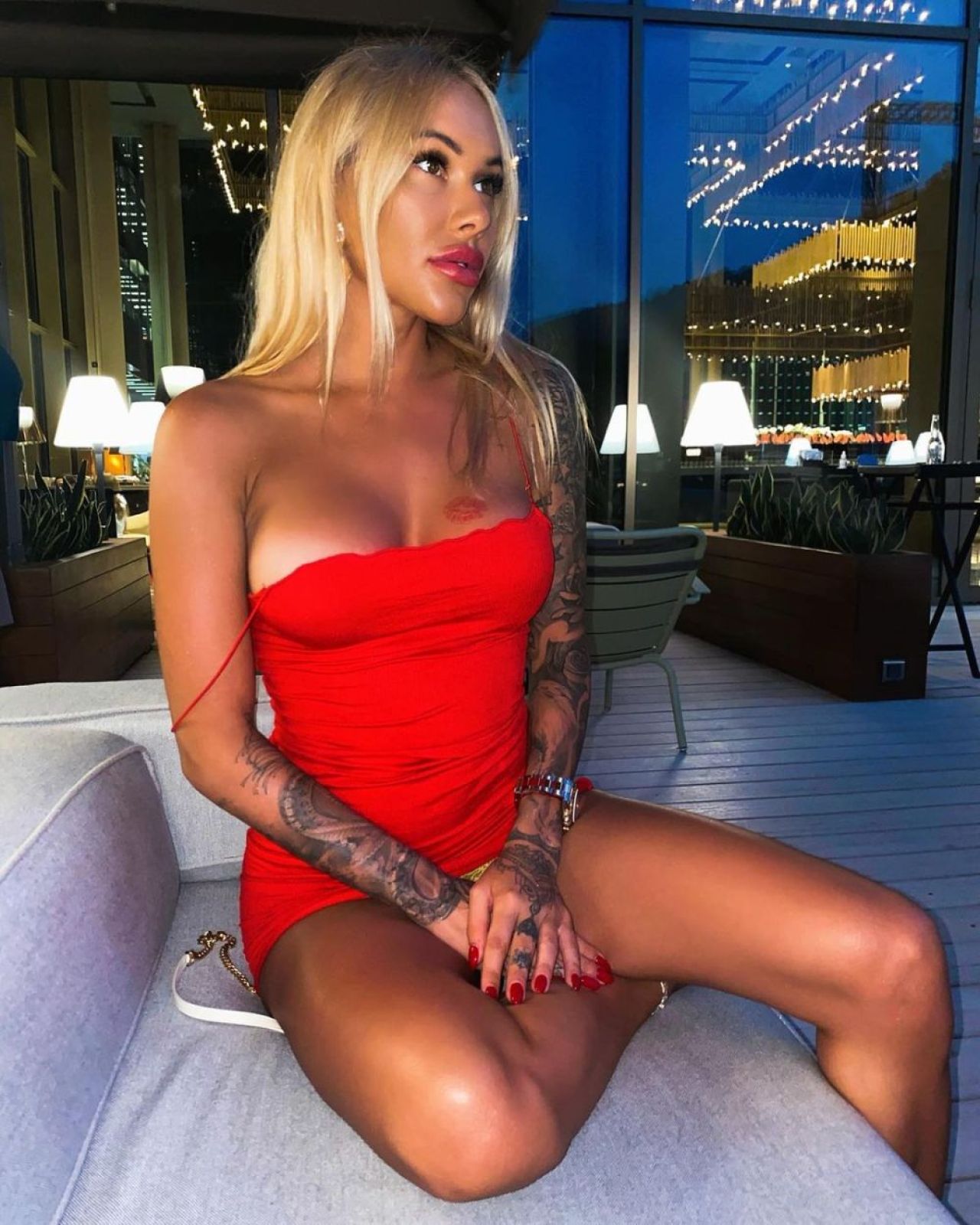 Sexy-soția unui fotbalist riscă o pedeapsă mare după ce s-a filmat cântând imnul țării în lenjerie intimă _1