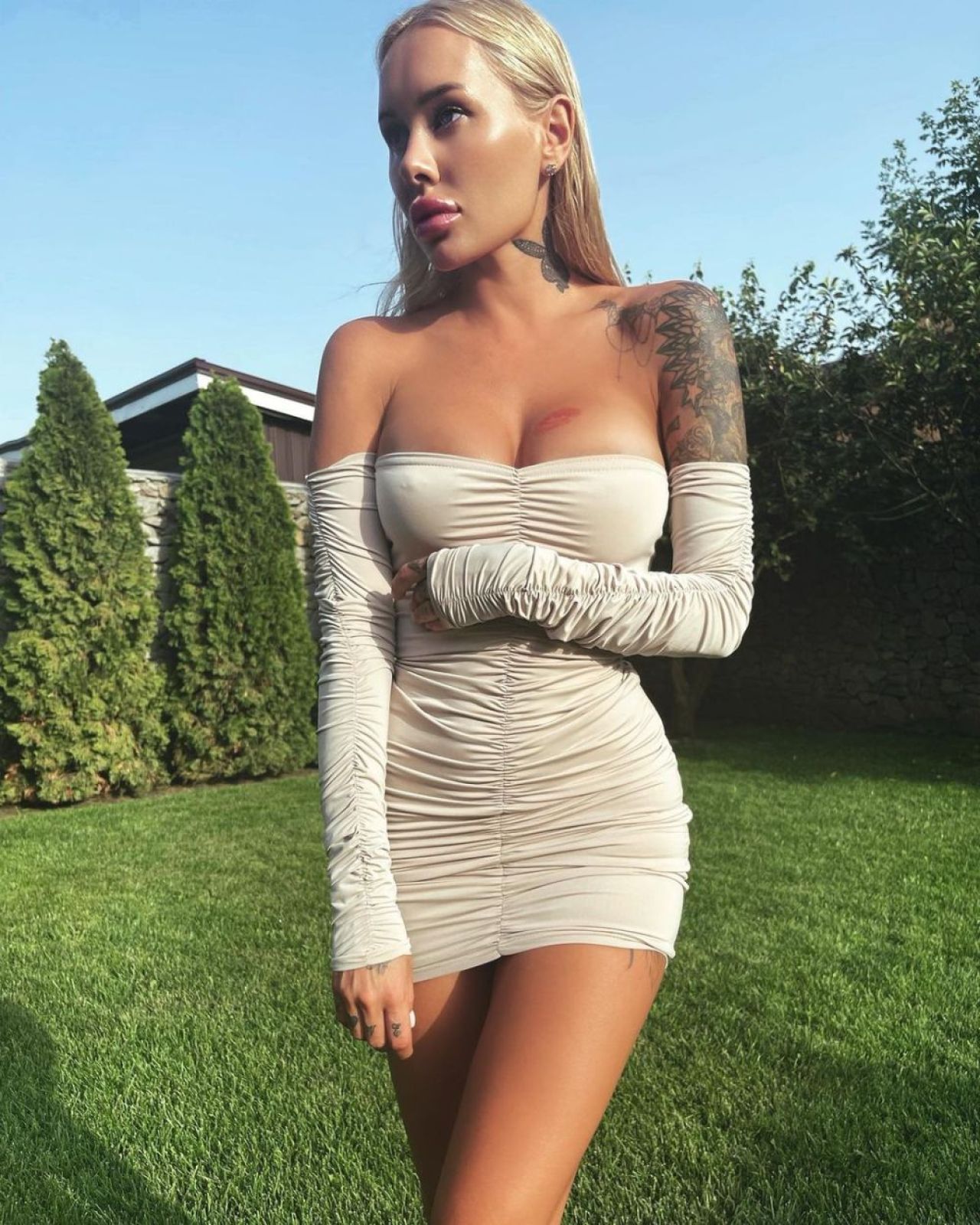 Sexy-soția unui fotbalist riscă o pedeapsă mare după ce s-a filmat cântând imnul țării în lenjerie intimă _2