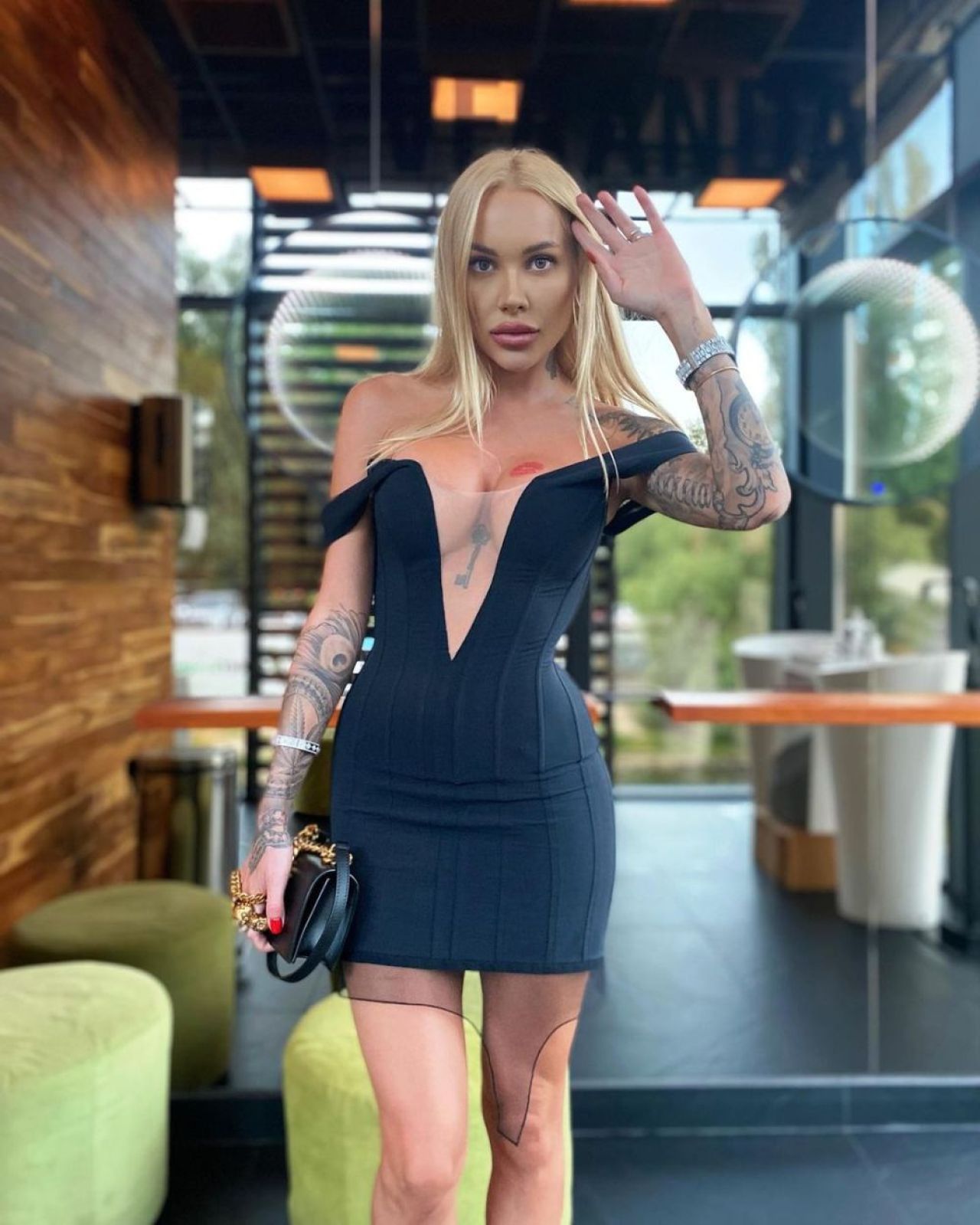 Sexy-soția unui fotbalist riscă o pedeapsă mare după ce s-a filmat cântând imnul țării în lenjerie intimă _4