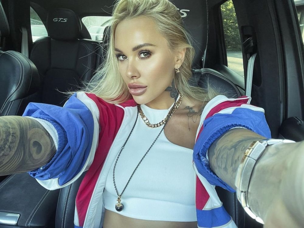Sexy-soția unui fotbalist riscă o pedeapsă mare după ce s-a filmat cântând imnul țării în lenjerie intimă _6