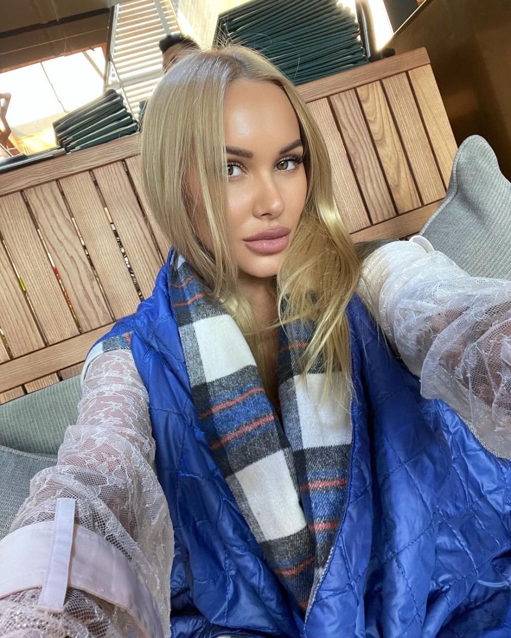 Sexy-soția unui fotbalist riscă o pedeapsă mare după ce s-a filmat cântând imnul țării în lenjerie intimă _8