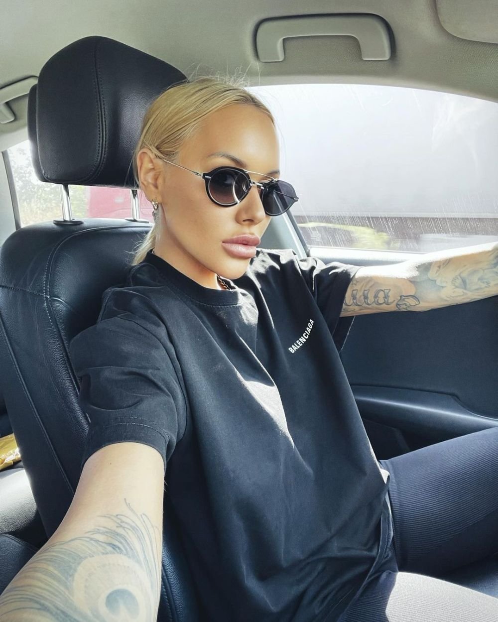 Sexy-soția unui fotbalist riscă o pedeapsă mare după ce s-a filmat cântând imnul țării în lenjerie intimă _9