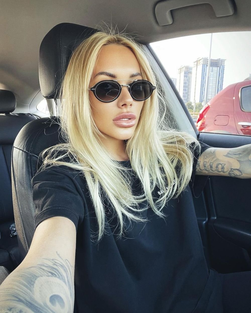 Sexy-soția unui fotbalist riscă o pedeapsă mare după ce s-a filmat cântând imnul țării în lenjerie intimă _10