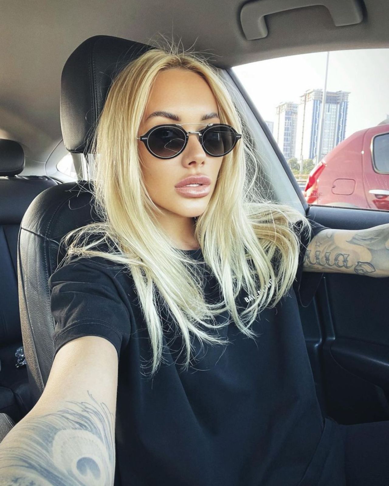 Sexy-soția unui fotbalist riscă o pedeapsă mare după ce s-a filmat cântând imnul țării în lenjerie intimă _10