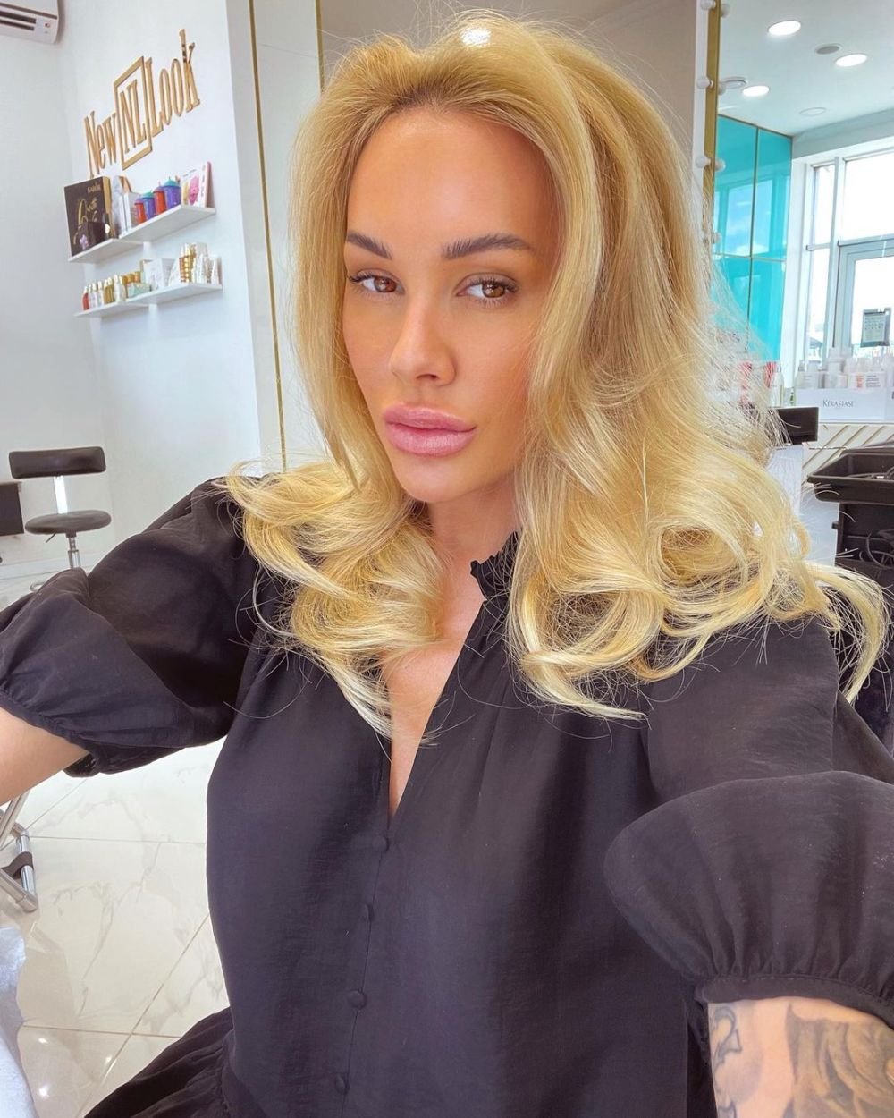 Sexy-soția unui fotbalist riscă o pedeapsă mare după ce s-a filmat cântând imnul țării în lenjerie intimă _11