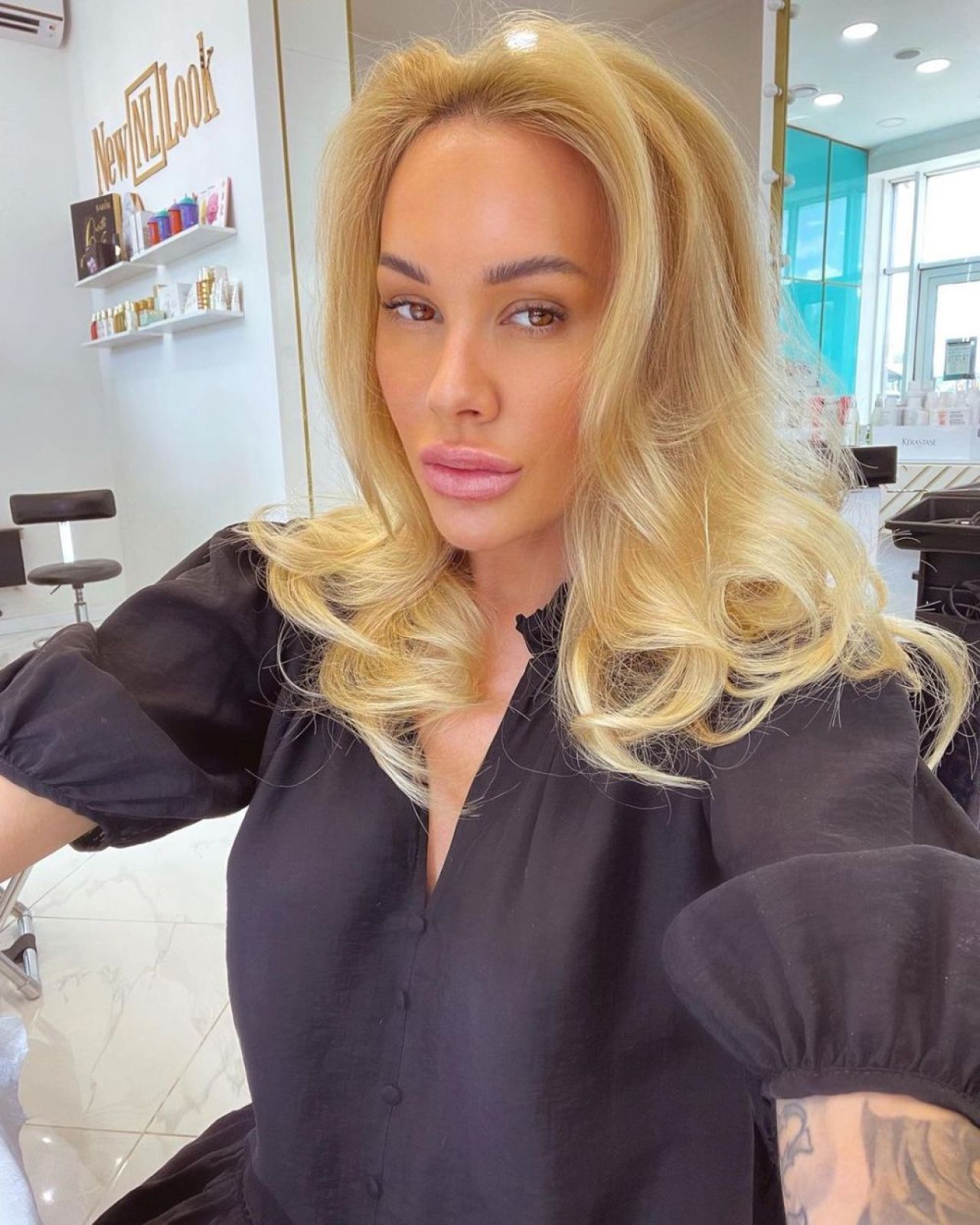 Sexy-soția unui fotbalist riscă o pedeapsă mare după ce s-a filmat cântând imnul țării în lenjerie intimă _11