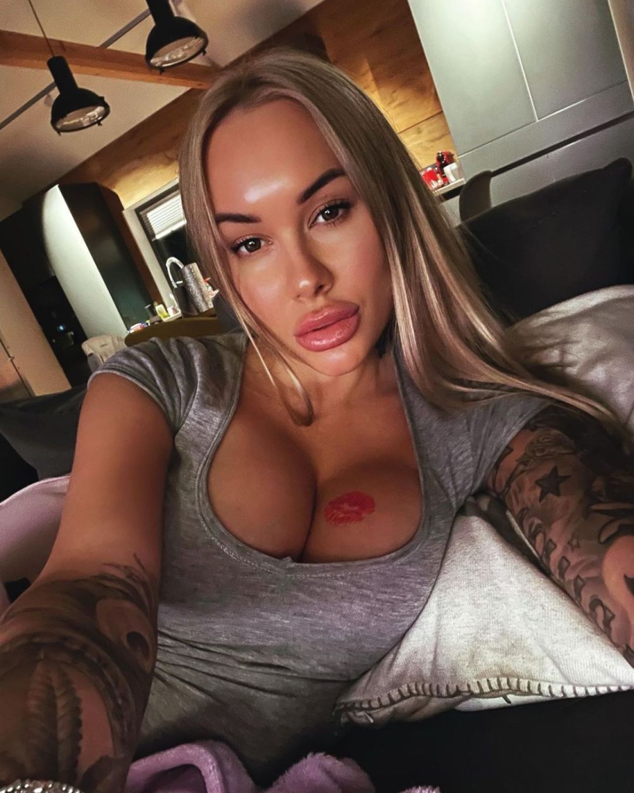 Sexy-soția unui fotbalist riscă o pedeapsă mare după ce s-a filmat cântând imnul țării în lenjerie intimă _12