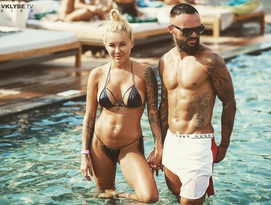 Sexy-soția unui fotbalist riscă o pedeapsă mare după ce s-a filmat cântând imnul țării în lenjerie intimă _21