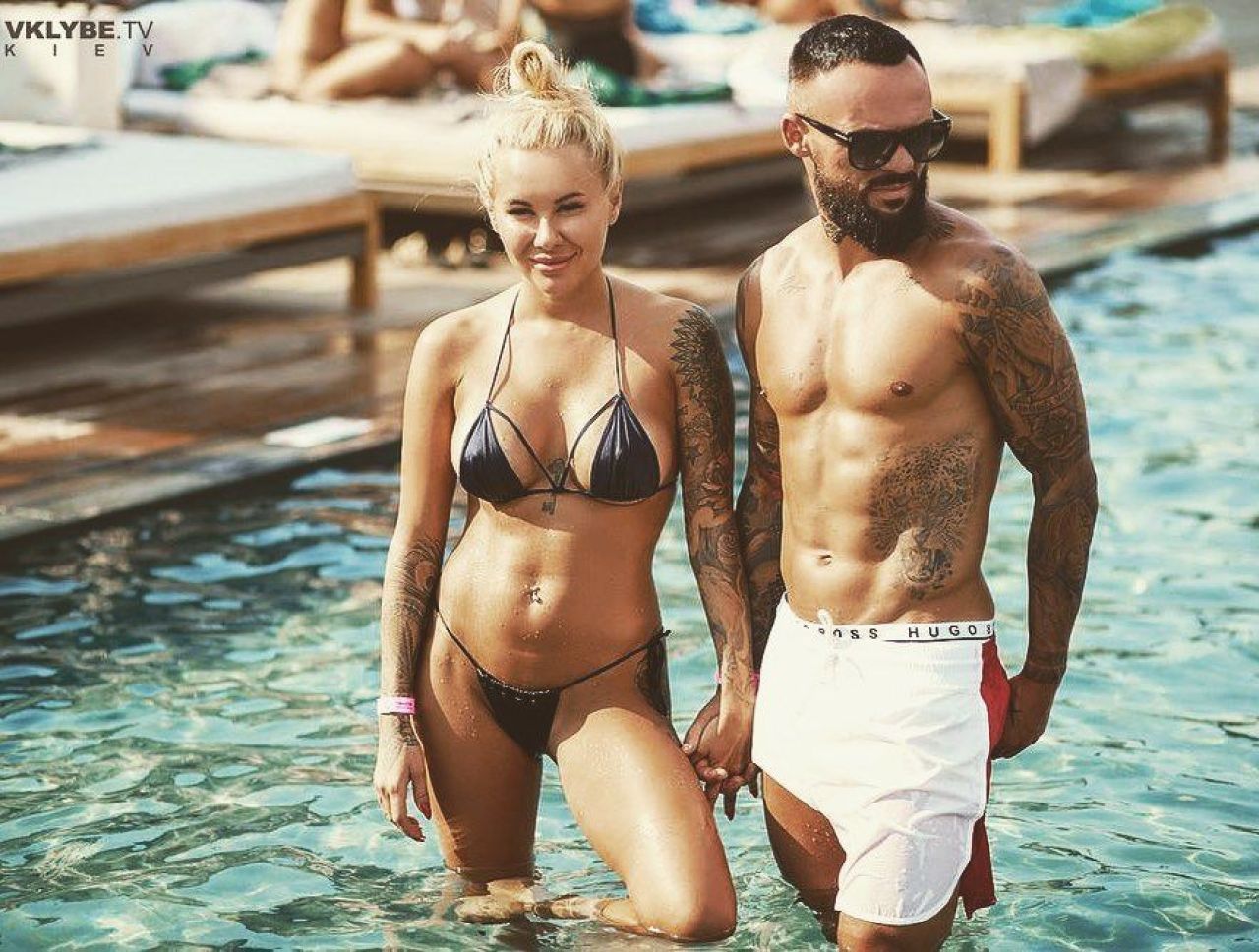 Sexy-soția unui fotbalist riscă o pedeapsă mare după ce s-a filmat cântând imnul țării în lenjerie intimă _21