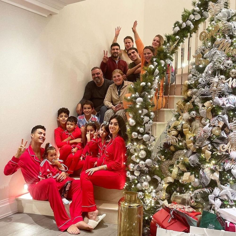 Starurile fotbalului, imagini superbe de Crăciun! Messi a încins ringul de dans alături de soție. Super apariții pentru Ronaldo și Lewandowski_2