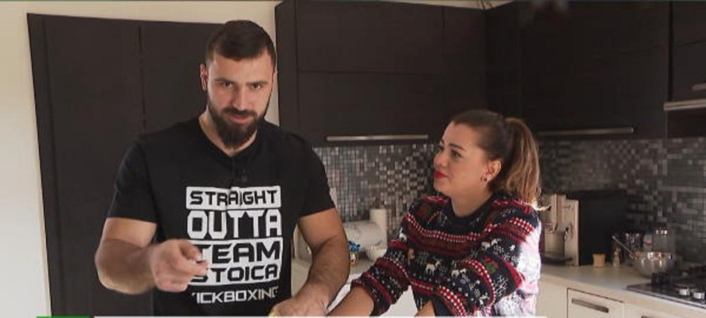 Imagini inedite! Andrei Stoica, pus la punct de soție și trimis &icirc;n bucătărie: &bdquo;Așa e ea, &icirc;ncepe și dă ordine!&rdquo;&nbsp;