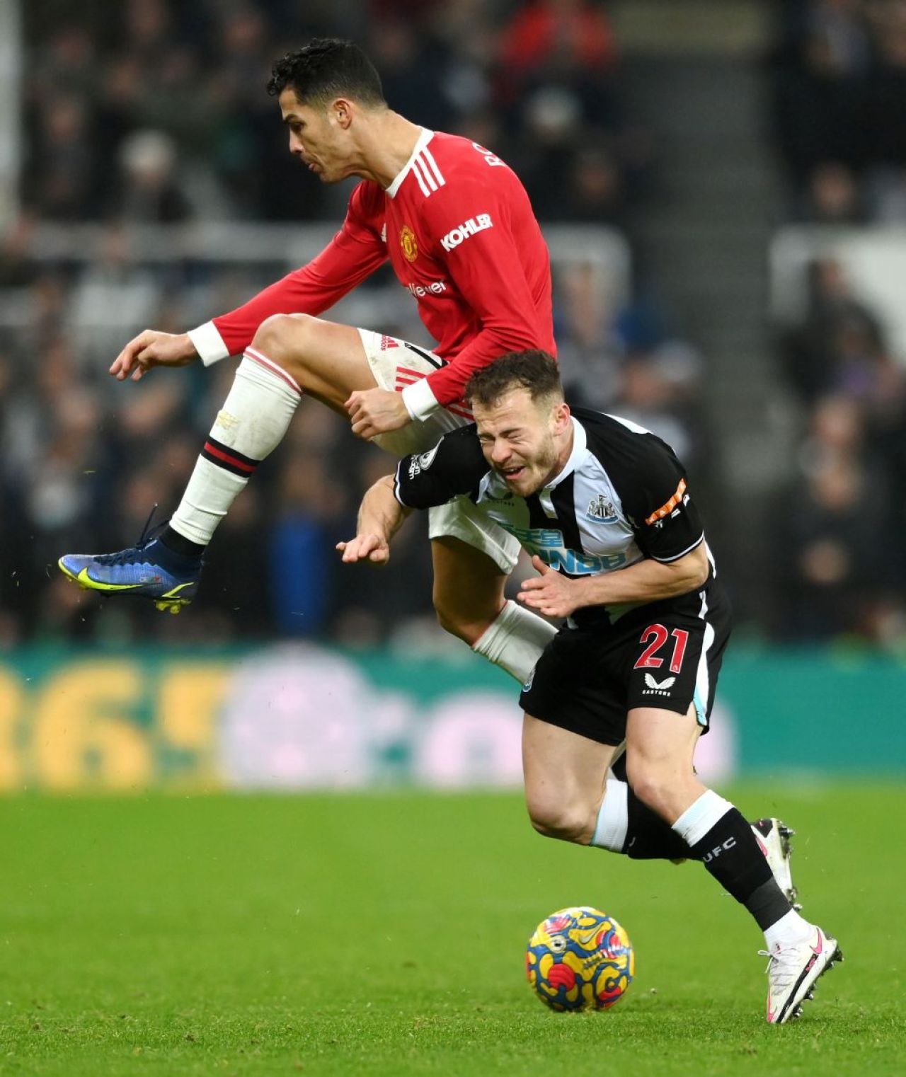 Intrare violentă a lui Cristiano Ronaldo în Newcastle - Manchester United:
