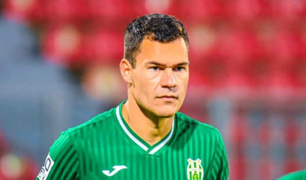 SPECIAL | Fotbalistul globe-trotter! Vorbește trei limbi străine, a jucat &icirc;n cinci țări și are deja carnet de antrenor