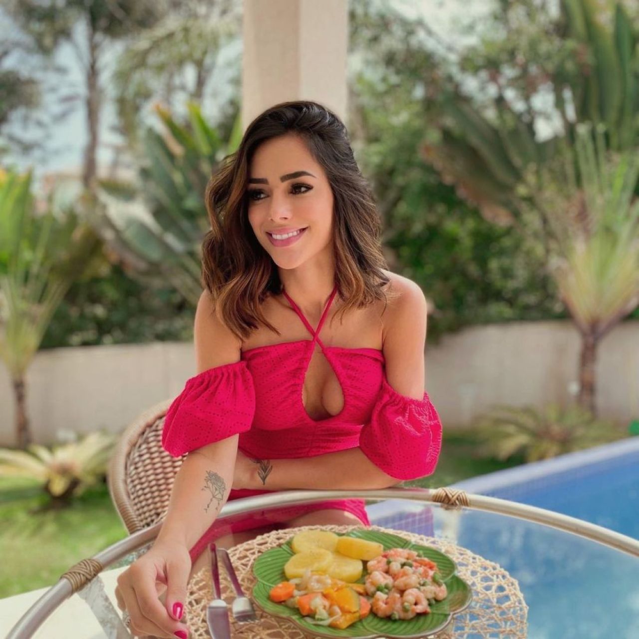 Ea este bruneta sexy care i-a furat inima lui Neymar! Brazilianul a prezentat-o familiei _17