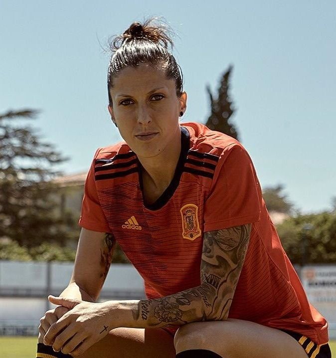 Lewandowski &icirc;n variantă feminină! Golghetera absolută a lumii este plină de tatuaje și joacă la Barcelona